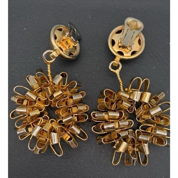 Vintage Gold Tone Chunky Ribbon Wreath Clip On Earrings (READ) - Picture 4 of 4